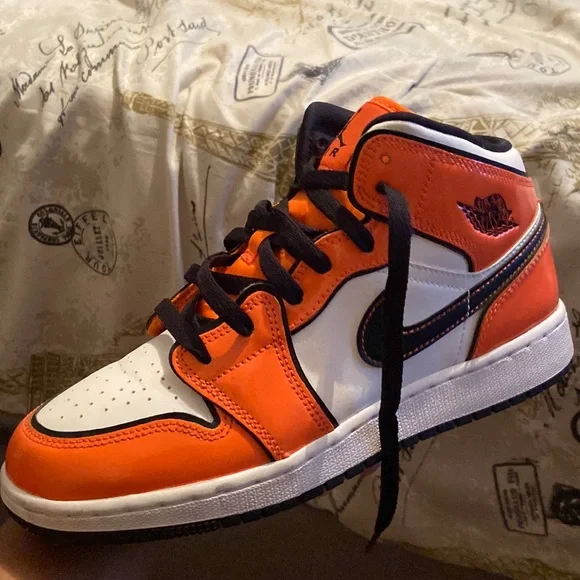 Mid Turf Turf Orange Jordan 1s Backboard 1s Satin Shattered Retro